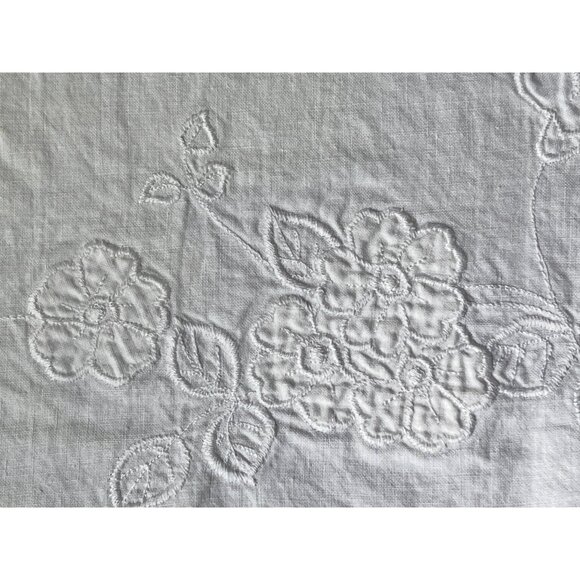 Embroidered Floral Placemats Napkins 17" X 12" White Scalloped Edges Set of 4 - Picture 4 of 10